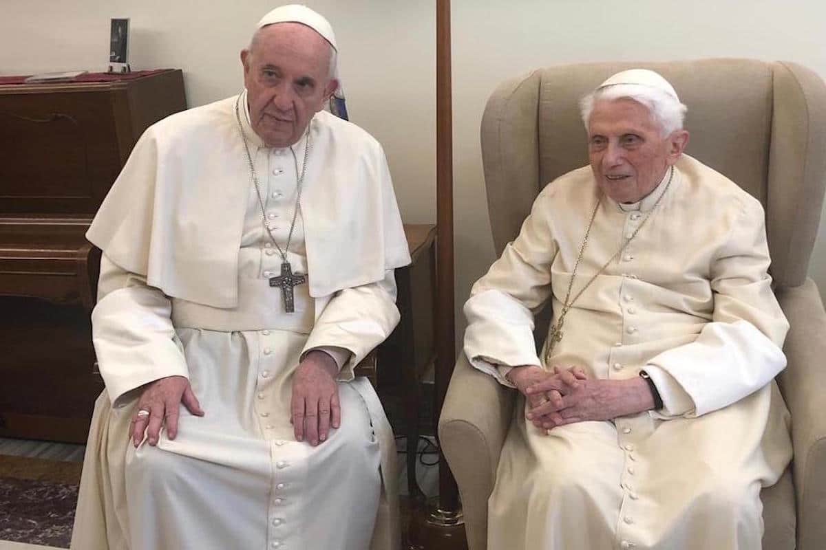 El Papa Francisco y el Papa Emérito Benedicto XVI recibieron la vacuna contra el COVID-19.