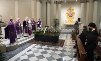 El Papa Francisco asiste al funeral de su médico personal