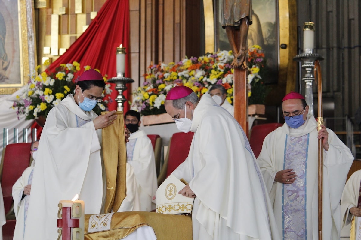 Los Obispos Auxiliares de la Arquidiócesis de México colocaron las ropas de Monseñor Daniel junto a sus cenizas. Foto: Basílica de Guadalupe