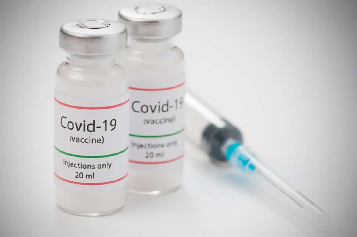 Frente a la tercera ola de la pandemia, la Iglesia Católica llama a los fieles a vacunarse contra el Covid-19. Foto: Freepik.
