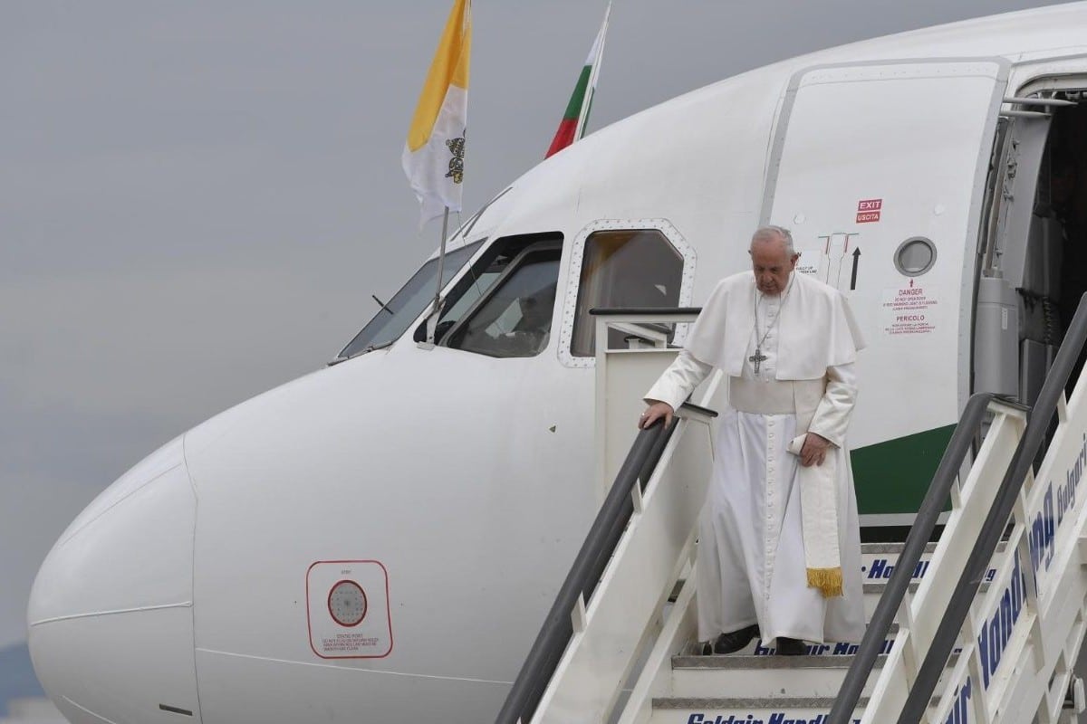 El Papa Francisco baja del avión durante un viaje apostólico. Foto: Vatican Media.