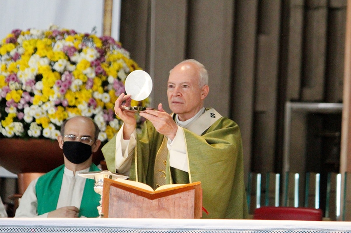 El Arzobispo Carlos Aguiar preside la Misa dominical. Foto: Basílica de Guadalupe/Cortesía