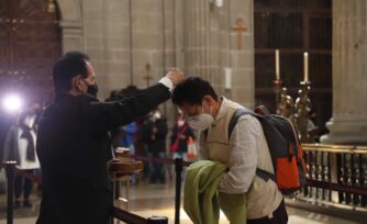 "Lo importante es recibir la ceniza con fe": fieles en la Catedral de México