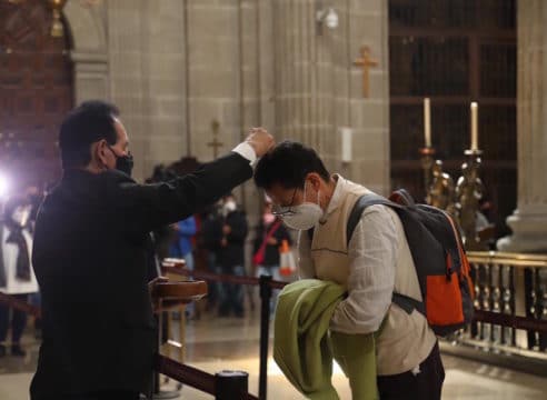 "Lo importante es recibir la ceniza con fe": fieles en la Catedral de México