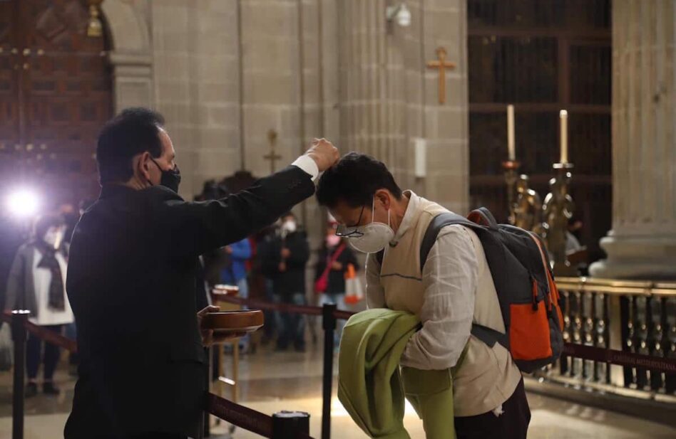 "Lo importante es recibir la ceniza con fe": fieles en la Catedral de México