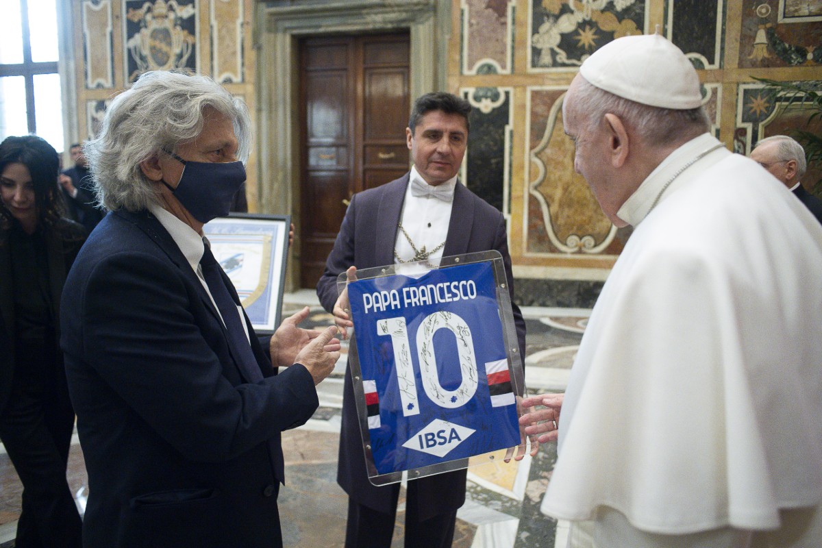 El Papa Francisco recibió en audiencia a los integrantes del club de futbol Sampdoria. Foto: Twitter @sampdoria