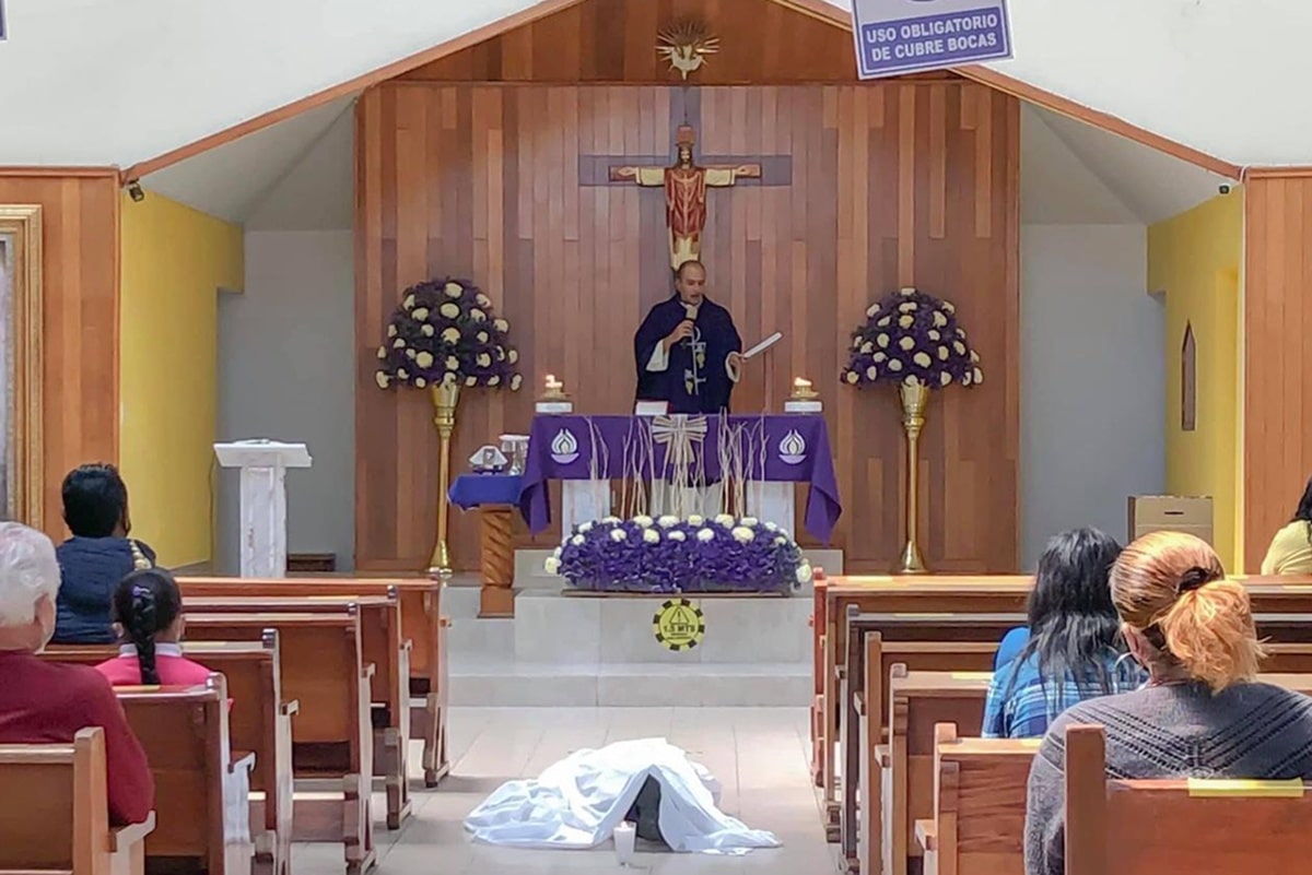 El sacerdote Sajid Lozano presidió la Misa de cuerpo presente por el hombre que falleció dentro de la Iglesia. Foto: Parroquia Jesús Sacerdote/Cortesía.