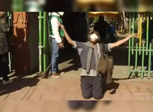 ¡Gracias a Dios! Hincado mirando al cielo, este hombre celebró su vacuna