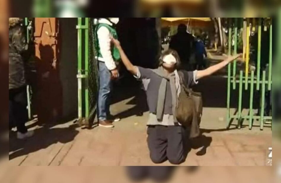 ¡Gracias a Dios! Hincado mirando al cielo, este hombre celebró su vacuna