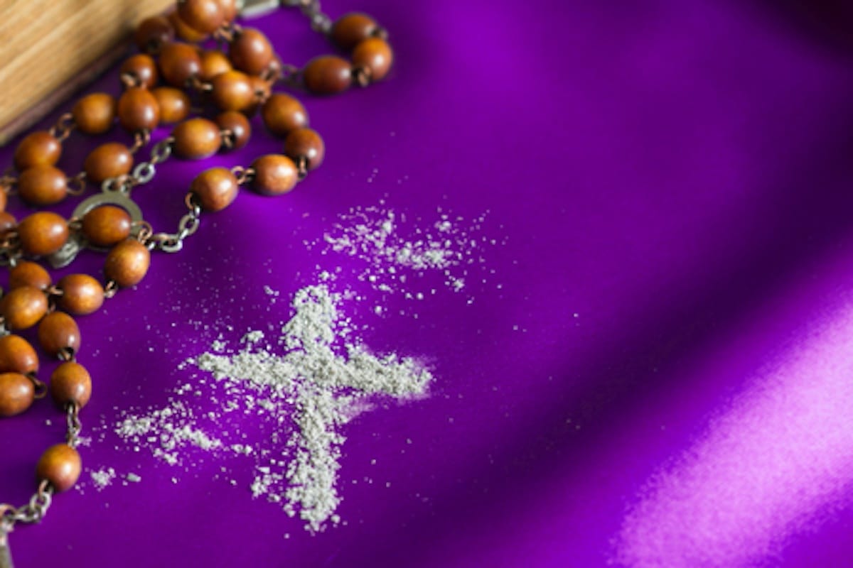 Ceniza sobre un mantel morado con un rosario y una biblia / Foto: Especial