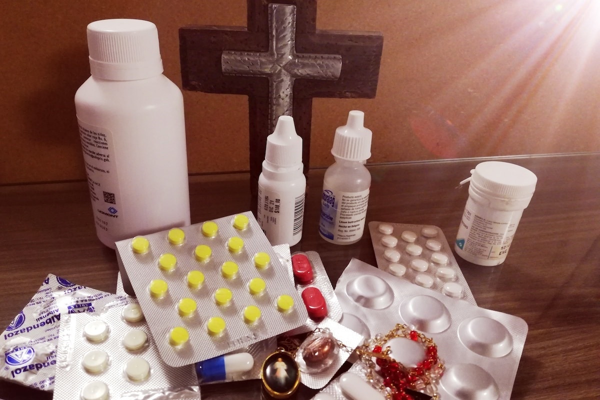 Existe la costumbre de bendecir las medicinas, ¿por qué lo hacemos? Foto: Cynthia Fabila/DLF