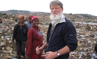 Él es Pedro Opeka, el sacerdote misionero nominado al Nobel de la Paz