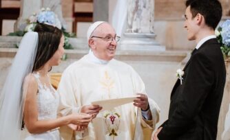 El Papa Francisco envía su bendición a los enamorados