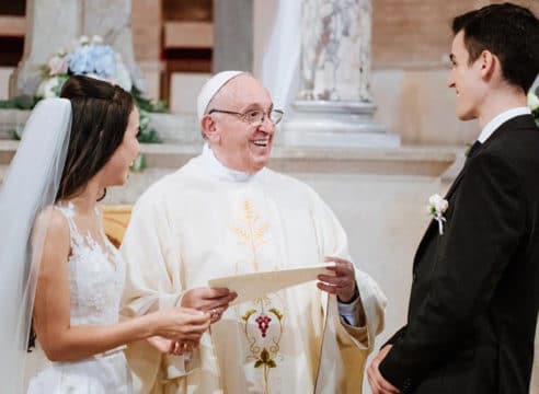 En junio, el Papa Francisco nos invita a orar por la belleza del Matrimonio