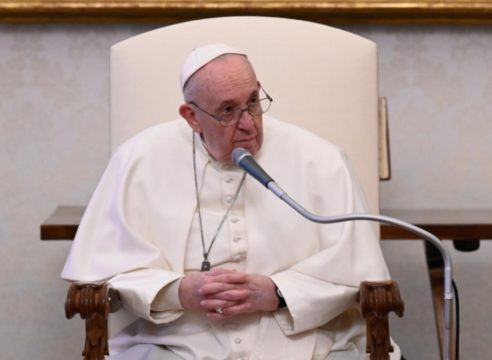 Papa Francisco: Sin la fe, todo se cae; sin la oración, la fe se apaga