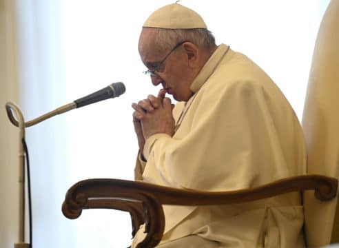 3 dificultades comunes en la oración y cómo combatirlas, según el Papa