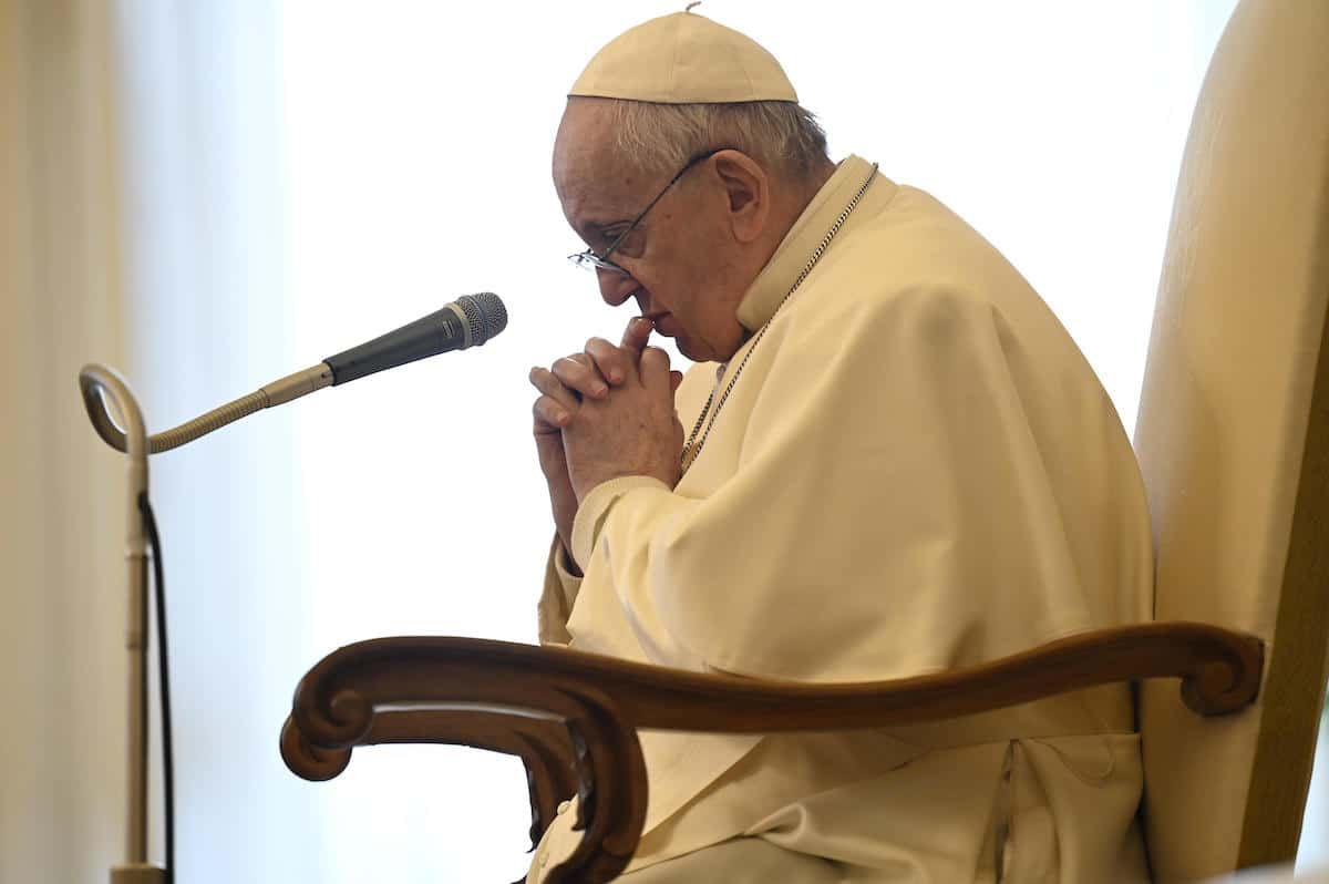 3 dificultades comunes en la oración y cómo combatirlas, según el Papa