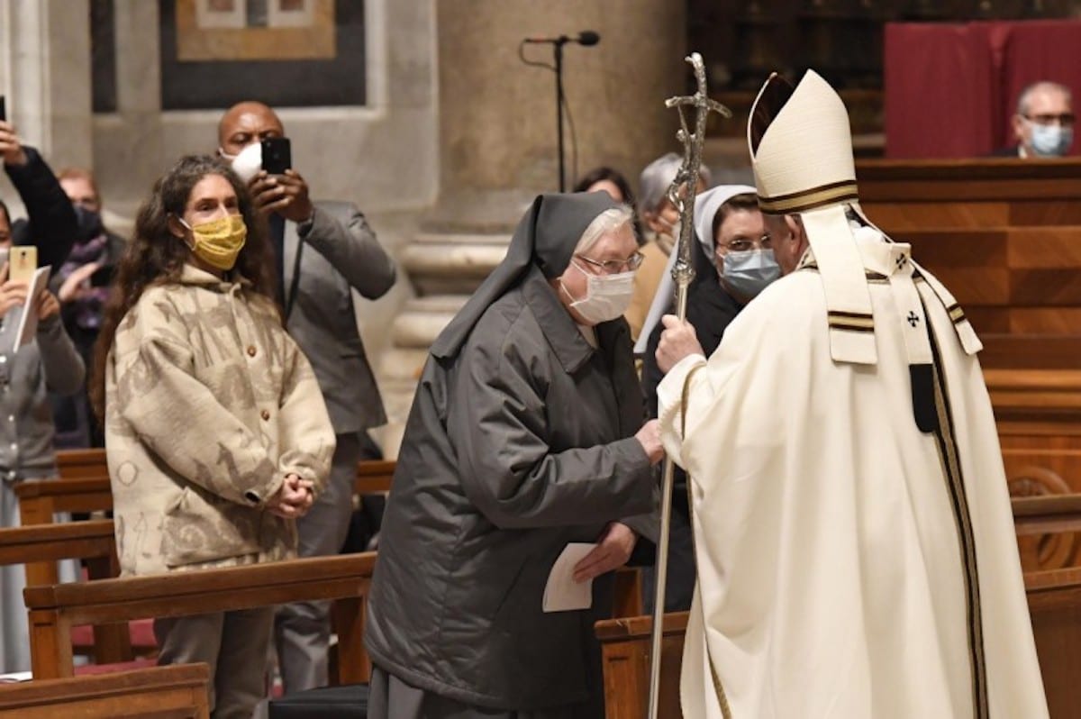El Papa Francisco saluda a religiosas durante la Jornada Mundial de la Vida Consagrada. Foto: Vatican Media