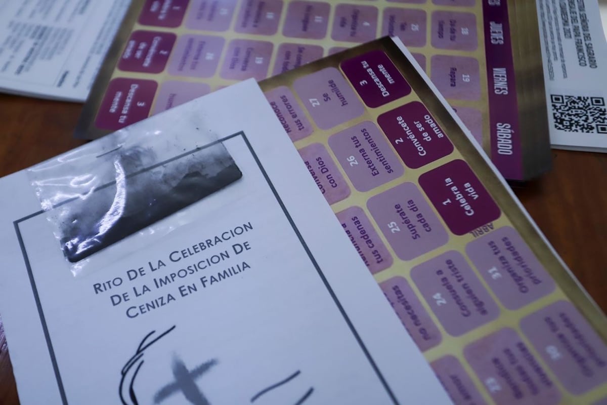 Junto con las bolsitas de ceniza, se entregaron subsidios para orientar a los fieles en el rito de imposición de la ceniza. Foto: Arquidiócesis de Guadalajara