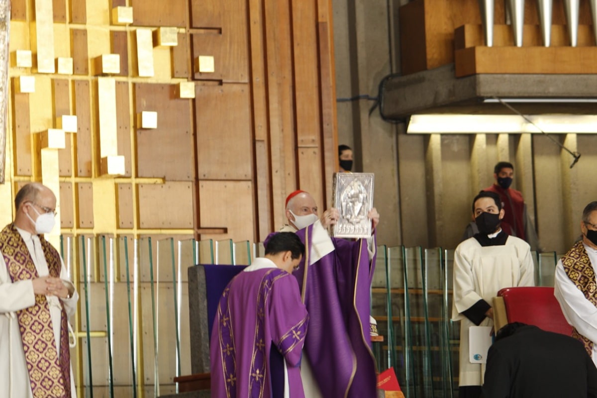 El Arzobispo Carlos Aguiar preside la Misa dominical. Foto: Basílica de Guadalupe/Cortesía.
