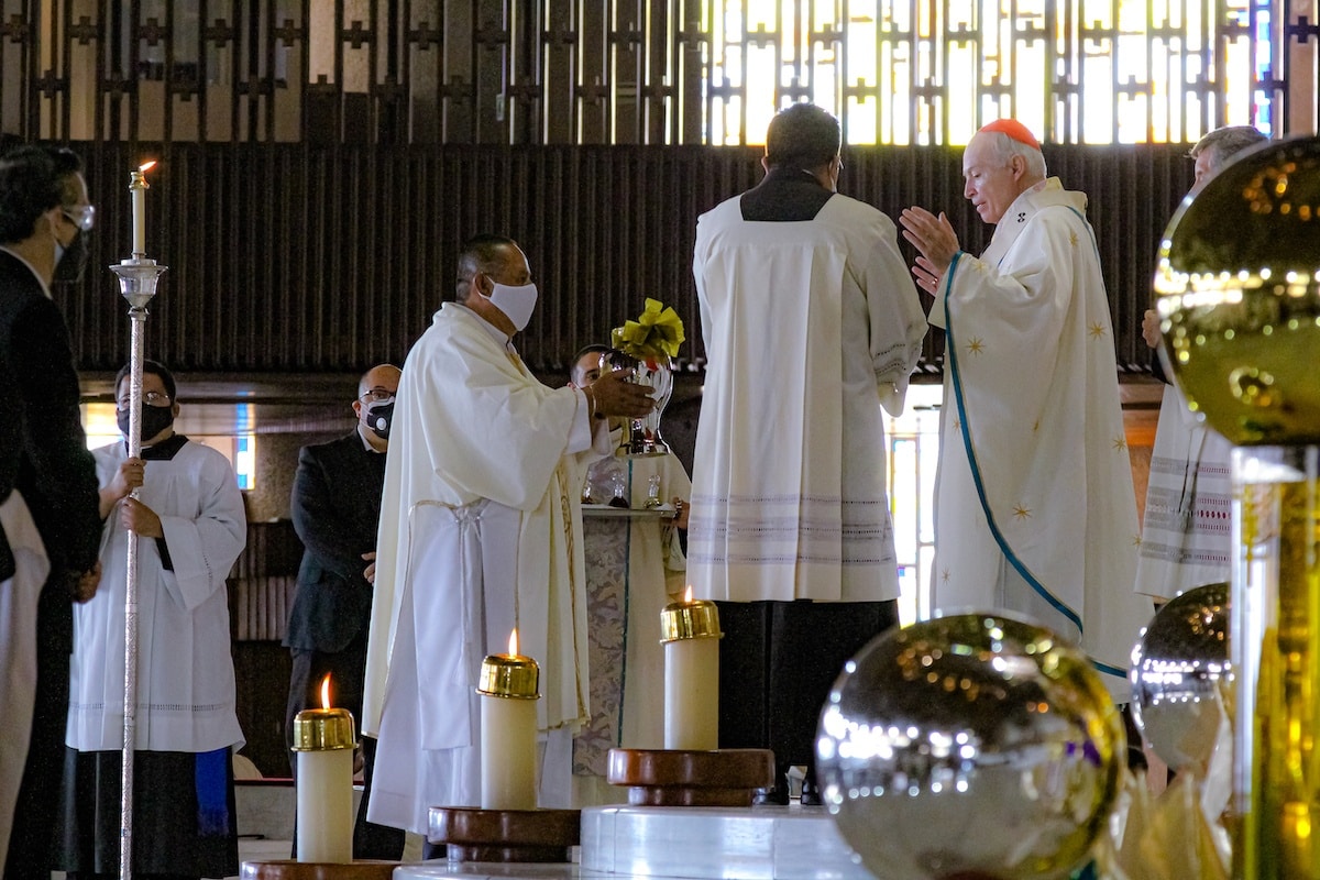 Bendición de los santos óleos en la Misa Crismal 2021. Foto: Basílica de Guadalupe
