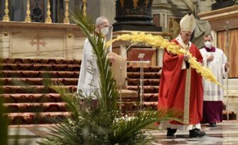 Papa en el Domingo de Ramos 2021: Levantemos la mirada a la cruz