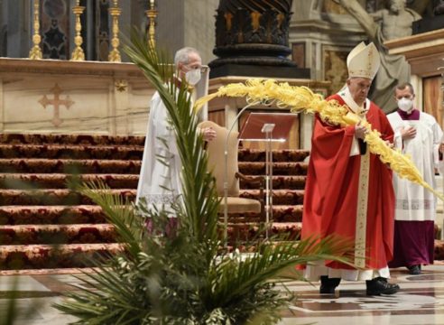 Papa en el Domingo de Ramos 2021: Levantemos la mirada a la cruz