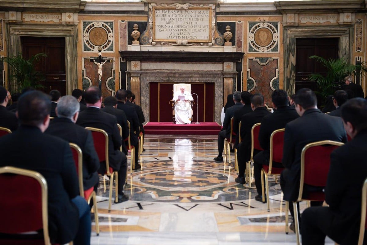 El Papa Francisco con sacerdotes del Pontificio Colegio Mexicano en Roma. Foto. Vatican Media.