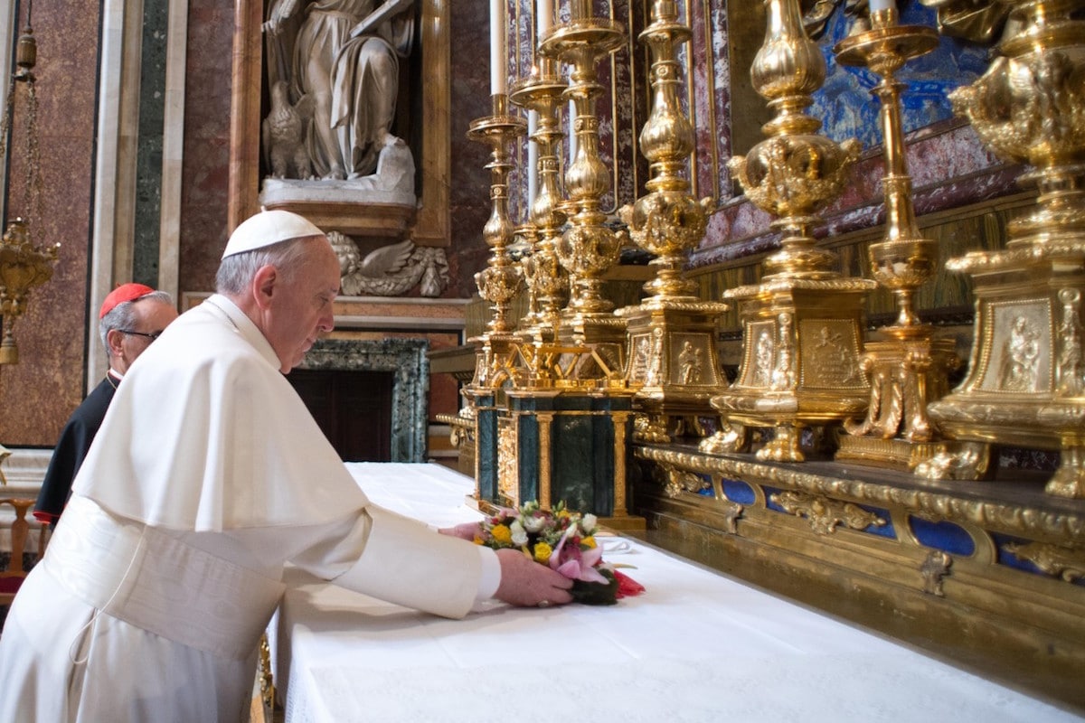 El Papa Francisco coloca flores a los pies de la Virgen de Santa María la Mayor.