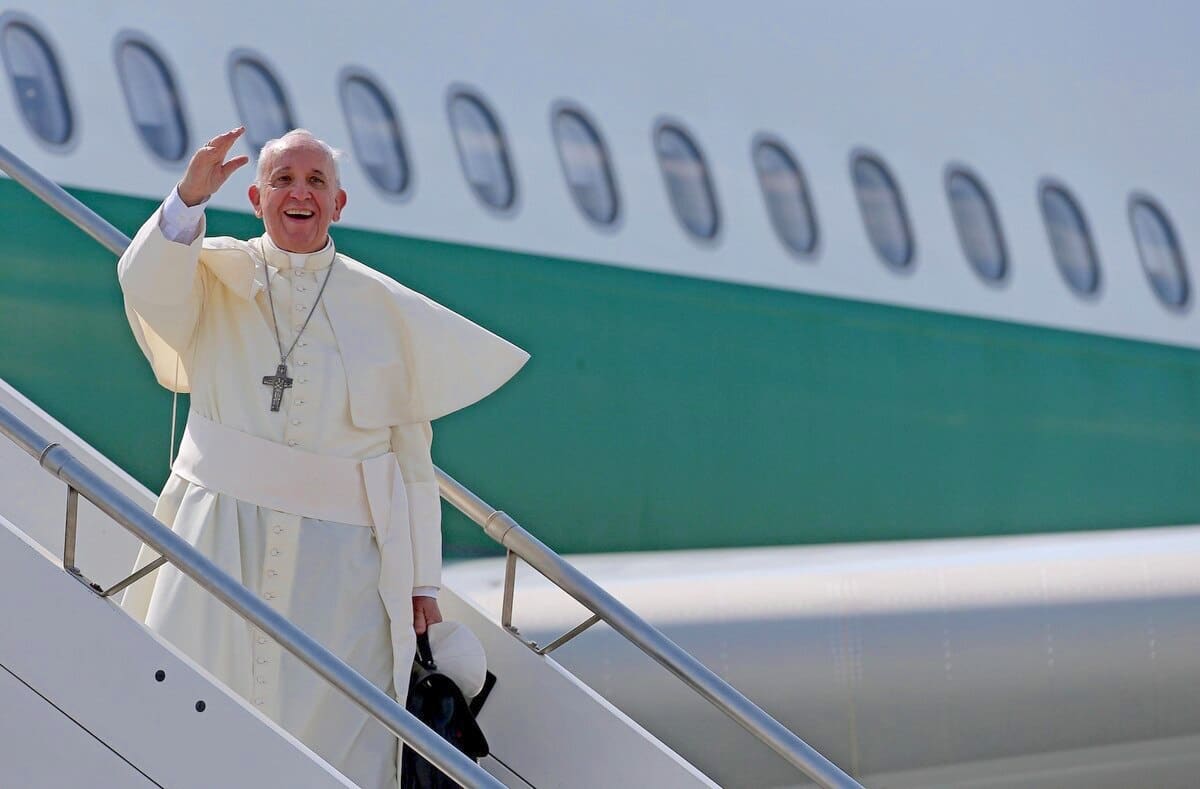 El Papa Francisco desciende del avión al iniciar un viaje apostólico.