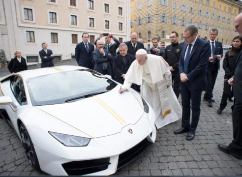 ¿Qué fue del Lamborghini que le regalaron al Papa Francisco?