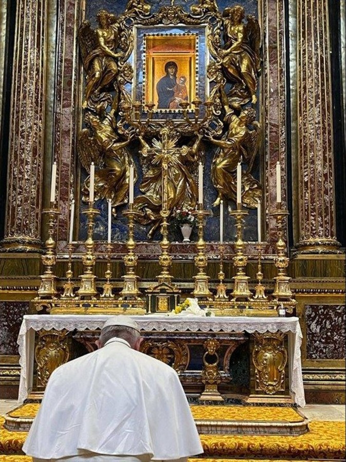 Papa Francisco ora en Santa María la Mayor. Foto: Vatican Media.
