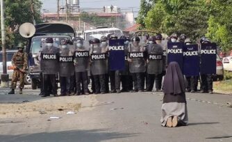 Religiosa de Myanmar se arrodilla ante la policía y salva a manifestantes