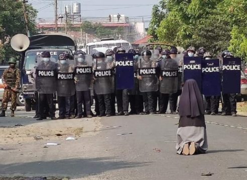 Religiosa de Myanmar se arrodilla ante la policía y salva a manifestantes