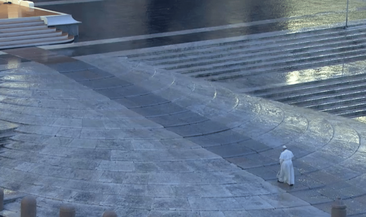 El Papa Francisco camina por la Plaza de San Pedro vacía, previo a la bendición Urbi et Orbi de marzo 2020.