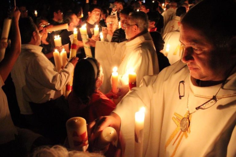 Oración para encender el cirio pascual en casa Desde la Fe Oración para encender el cirio pascual en casa Desde la Fe