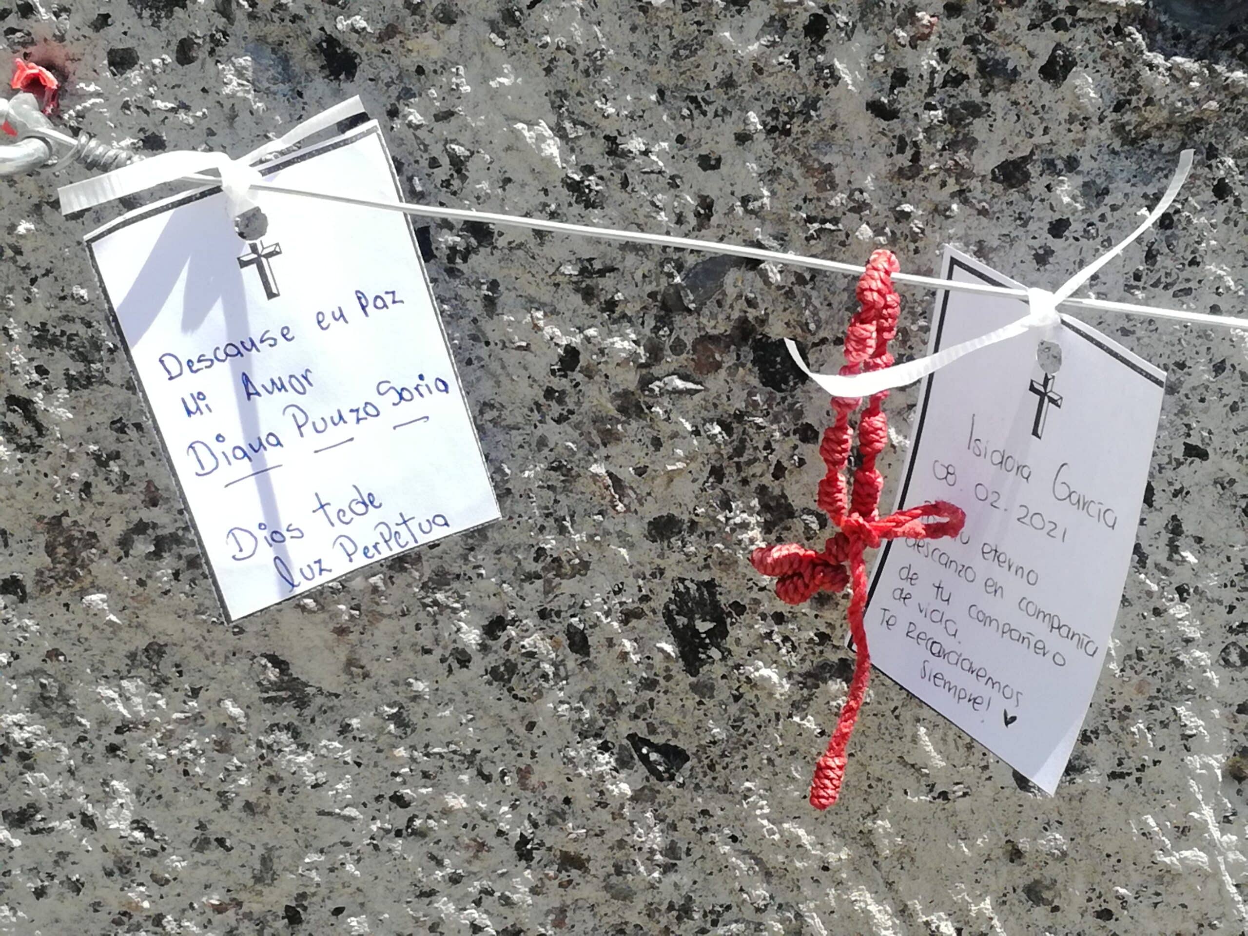 Flores, prendas o accesorios de los difuntos son puestas en el memorial. Foto: Cynthia Fabila/DLF