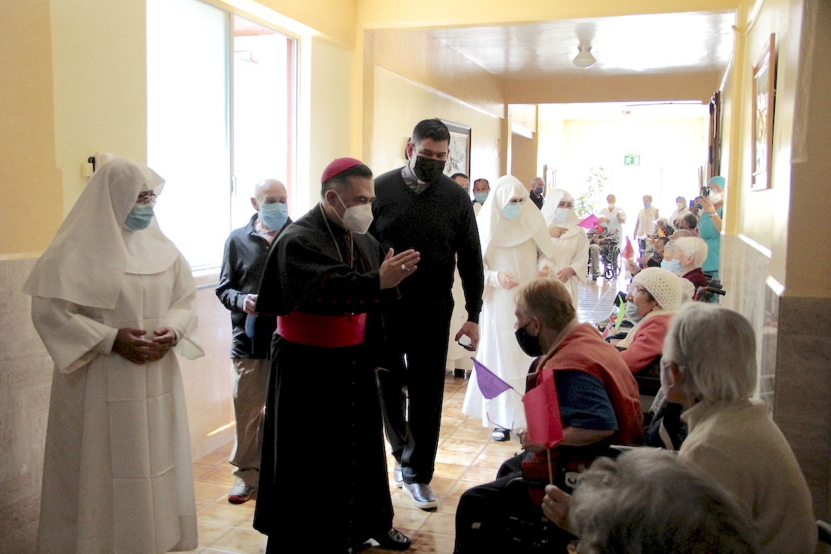 El P. Manuel Dorantes y Mons. Carlos Samaniego en la Casa Hogar para Ancianos Desamparados "Isabel la Católica". Foto: Alejandro García