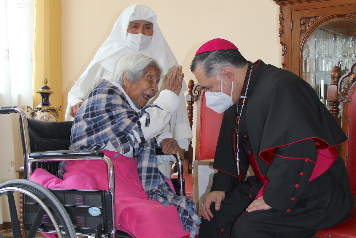 'Cuquita' le da su bendición a Mons. Carlos Samaniego en la Casa Hogar para Ancianos Desamparados "Isabel la Católica". Foto: Alejandro García