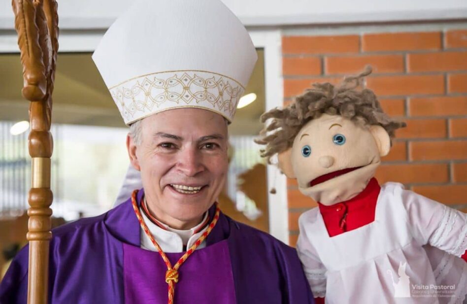 ‘Monsi’, el muñequito monaguillo que fascina a niños… y no tan niños