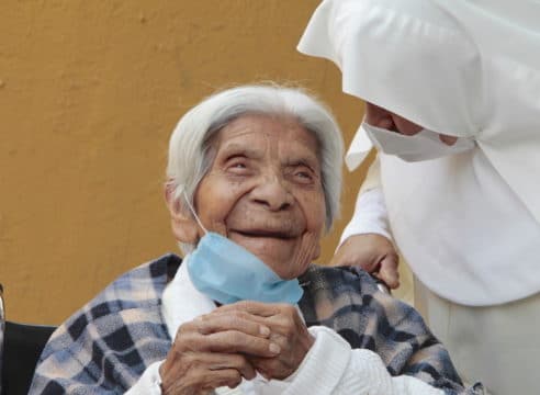 Religiosas oran a San José por sus viejitos y reciben providencial donativo