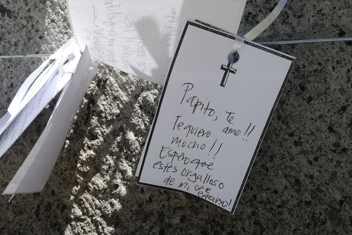 Estatua de san Juan Pablo II se convirtió en memorial. Foto: Cynthia Fabila/DLF