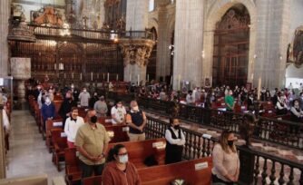 Con aforo limitado y sana distancia, feligreses viven el Jueves Santo en Catedral