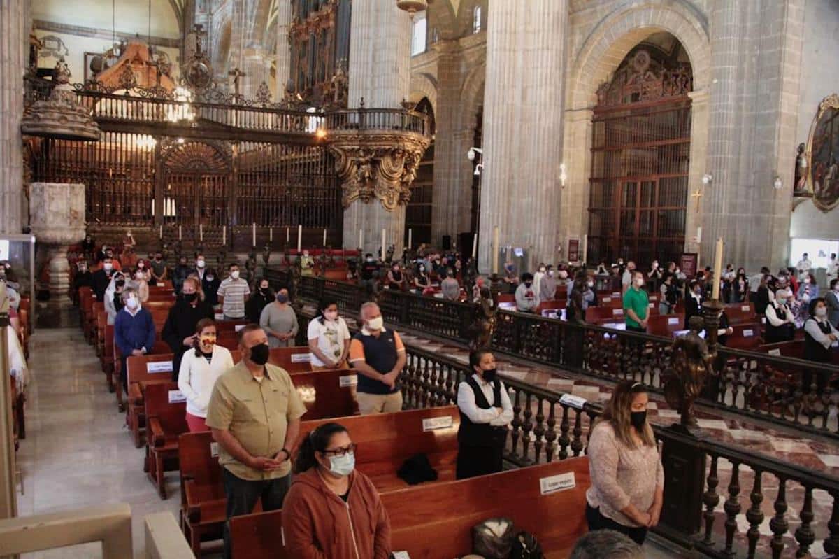 Con aforo limitado, los fieles asistieron a la Misa de la Cena del Señor en la Catedral de México. Foto: Alejandro García