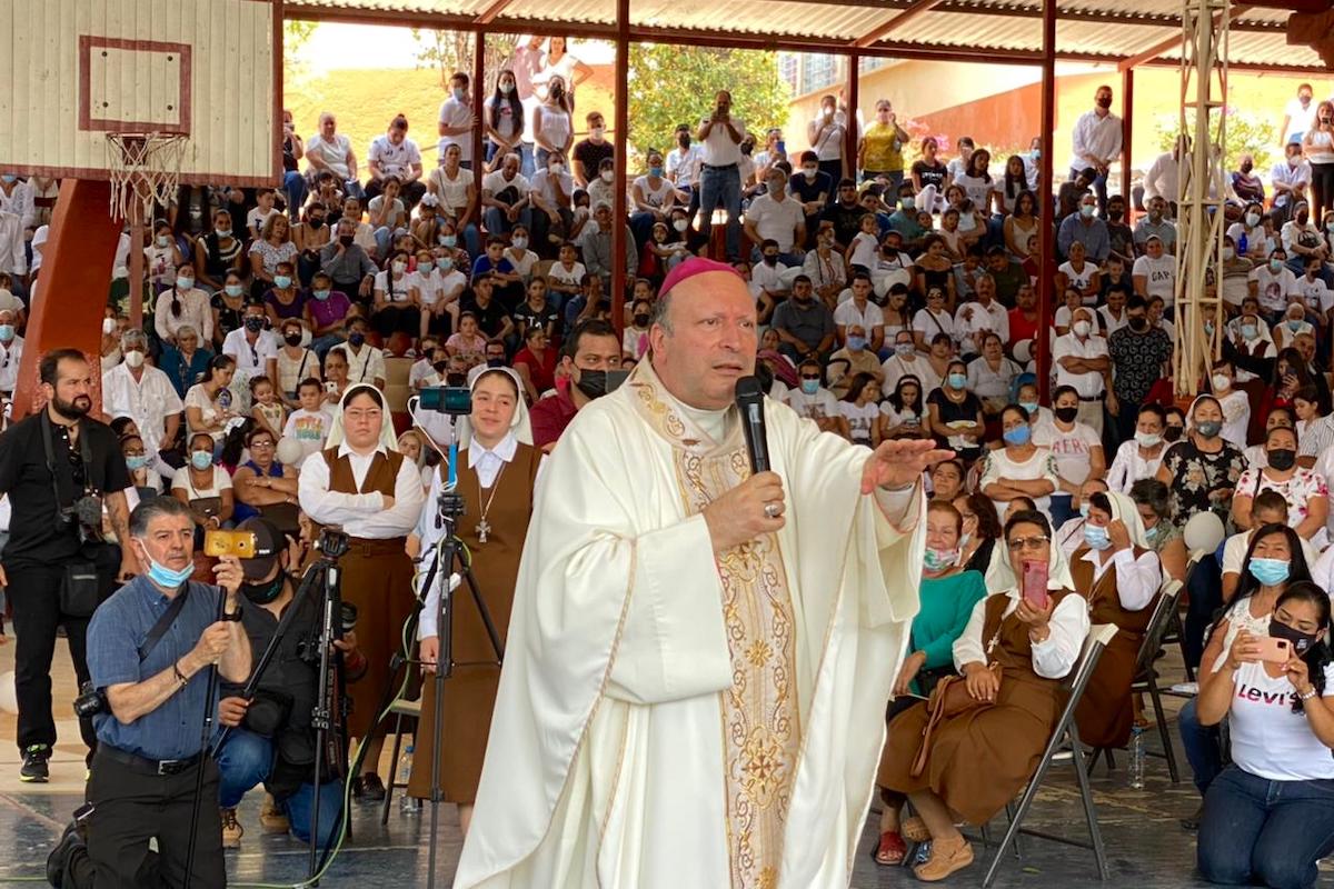 Mons. Franco Coppola durante la Misa en Aguililla (Michoacán).