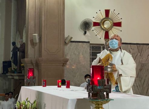 Con una Hora Santa, el Nuncio inició su visita a la Diócesis de Apatzingán