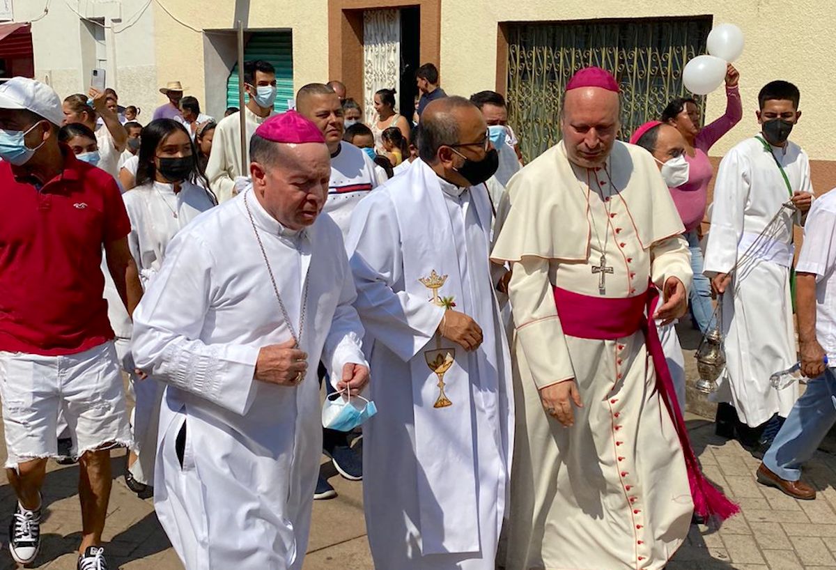 Mons. Franco Coppola, Nuncio Apostólico en México, camina por las calles de Apatzingán. Foto: Diócesis de Apatzingán