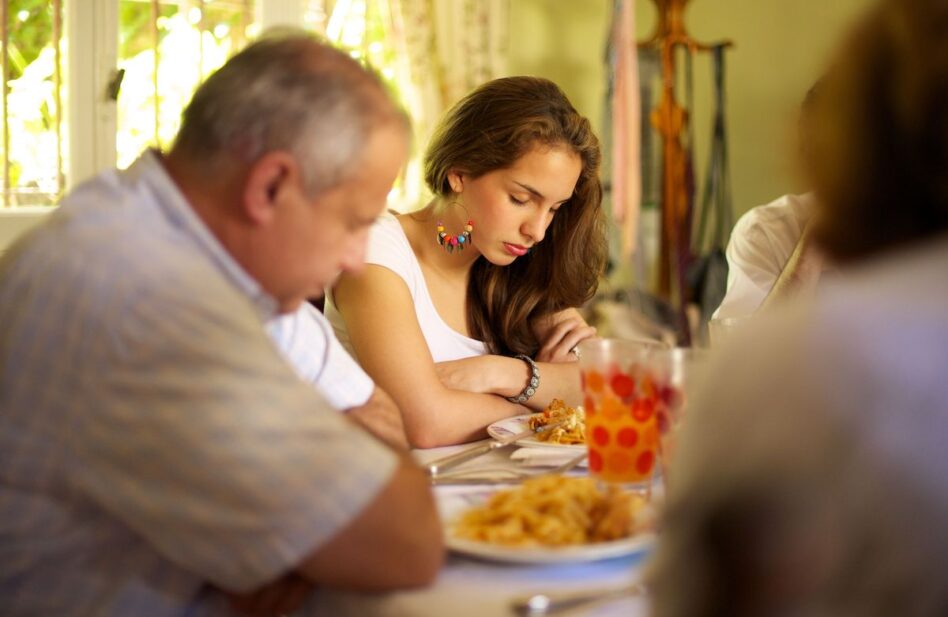 Oración para bendecir la mesa antes y después de comer