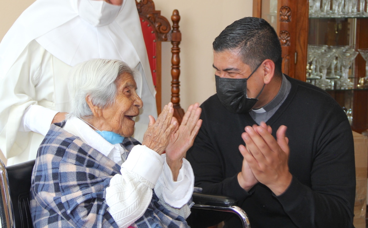 El P. Manuel Dorantes con 'Cuquita' de la Casa Hogar para Ancianos Desamparados "Isabel la Católica". Foto: Alejandro García