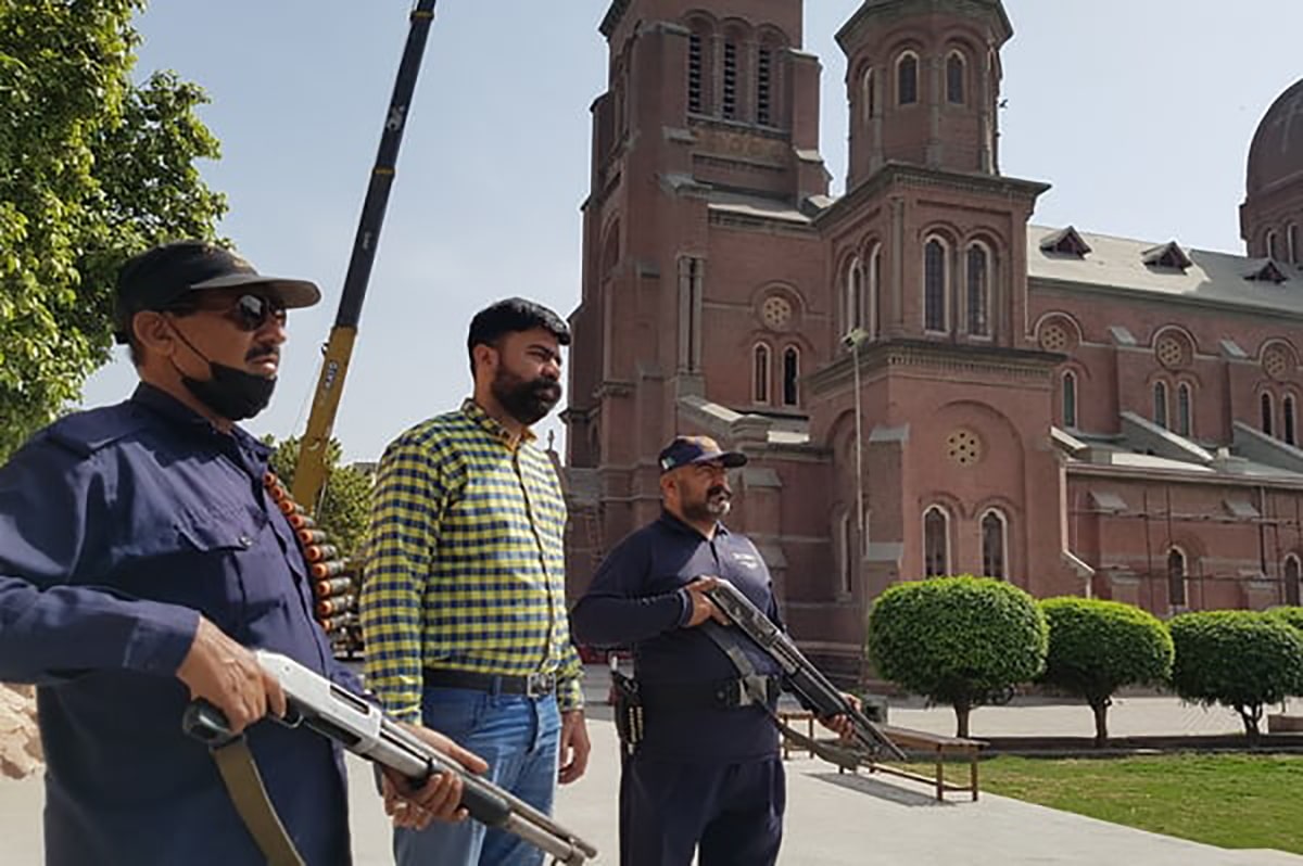 Fieles católicos son voluntarios de seguridad en la Catedral del Sagrado Corazón en Lahore. Foto: ACN